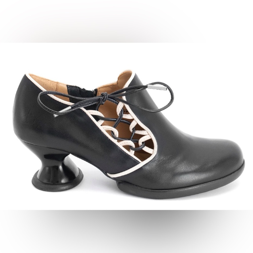 SOLD! Fluevog NEARLY NEW Enneagram Receptive side lace-up black/cream heel - 8 - Picture 16 of 16